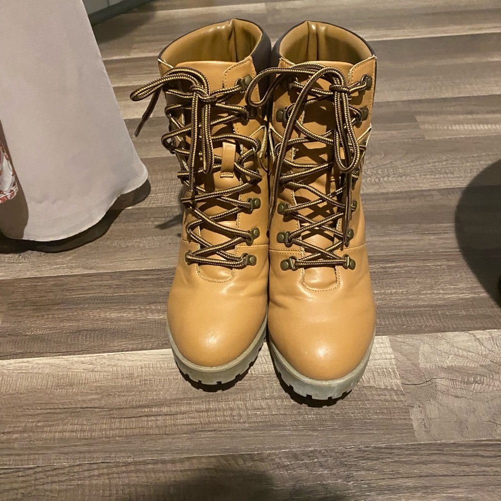 Timberland themed ankle boots from Just Fab size 8.5 perfect condition no scuffs